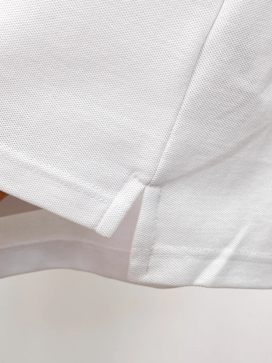 BURBERRY New Arrival Polo shirt, complete with three labels, original fabric, original customized accessories, official Same Style, using 210 grams of pure cotton pique fabric, customized same-tank dyed fabric, very comfortable and smooth to the touch, very wide and stylish, produced by a first-line brand on behalf of Factory, imported Behringer embroidery machine, embroidery is full and textured, imported Kangli direct-injection machine, printing is clear and textured, the collar rib is woven with imported yarn It will not lose shape after being worn for a long time. It is the most New Arrival style in spring and summer. It is fashionable and individual. It is super Versatile and looks good. It is very suitable for both men and women. It is a must-have for everyone. Size: S-XXL